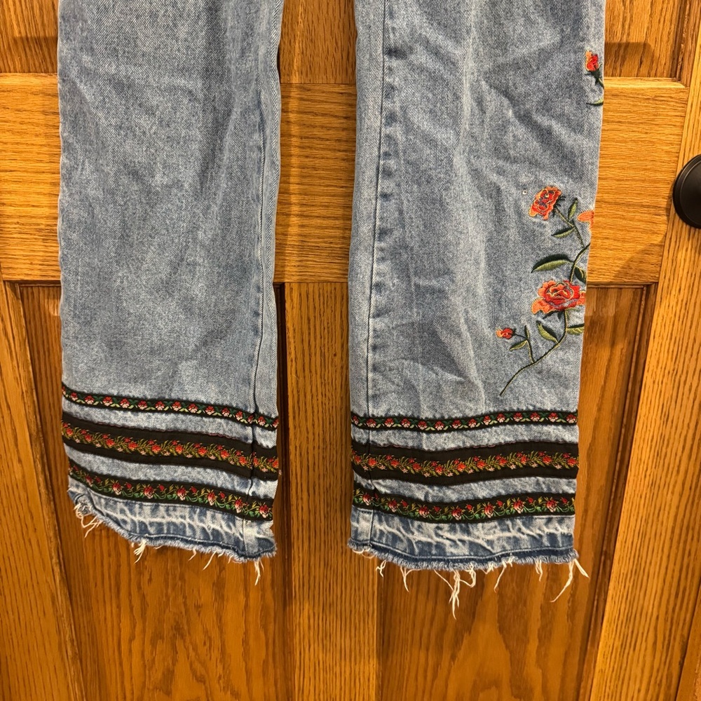 Bill Blass Vintage Embroidered Jeans Size 6 Boho Floral Denim - Picture 3 of 15